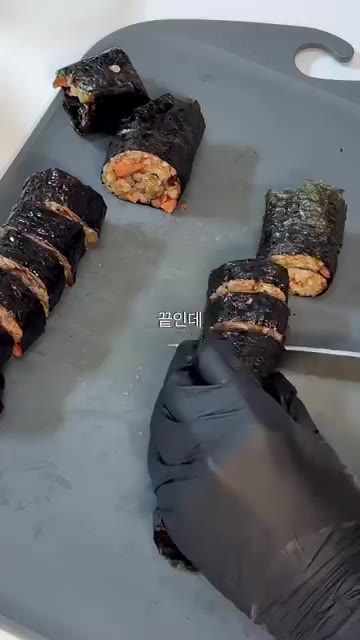 김밥김 위에 볶은 밥을 올리고 돌돌 말아주세요. — 멈출 수 없는 중독성 강한 스팸땡초김밥