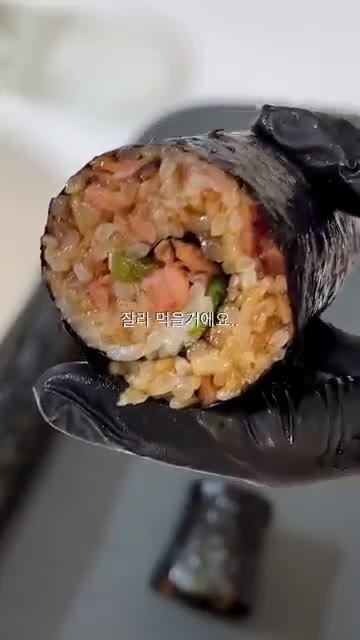 먹기 좋은 크기로 썰어주세요. — 멈출 수 없는 중독성 강한 스팸땡초김밥