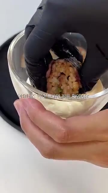 마요네즈에 찍어 먹으면 더욱 맛있어요. — 멈출 수 없는 중독성 강한 스팸땡초김밥