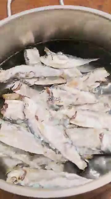 물이 끓어오르면 불을 줄여 약불에서 60분간 은근하게 우려낸다. — 1편 가쓰오부시 한 봉지 때려 넣은 육수 비법 공개