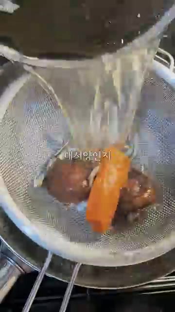 걸러낸 육수에 가쓰오부시가 살짝 잠길 만큼 육수를 붓고 끓기 직전에… — 1편 가쓰오부시 한 봉지 때려 넣은 육수 비법 공개