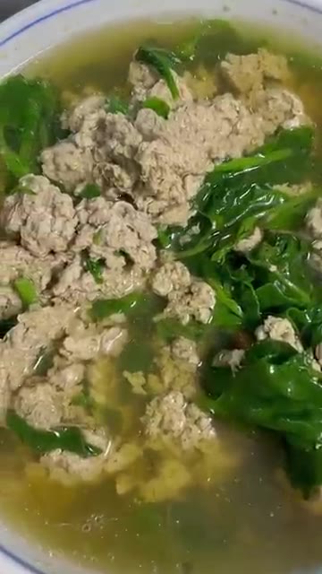 냄비에 물과 손질한 꽃게, 다진 마늘을 넣고 끓인다. — 신선한 공심채와 꽃게 육수의 환상적인 조합! 맛도 좋고 영양도 풍부한 건강한 국물 요리 🥬