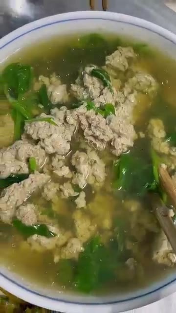 공심채가 부드러워지면 불을 끄고 그릇에 담아낸다. — 신선한 공심채와 꽃게 육수의 환상적인 조합! 맛도 좋고 영양도 풍부한 건강한 국물 요리 🥬
