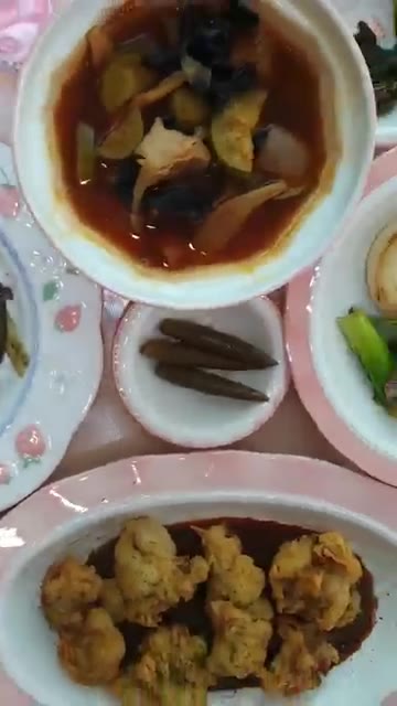 애호박, 표고버섯, 양파, 다시마를 넣고 끓여 애호박찌개를 만든다. — 안장금표 맛있는 한상차림 (애호박찌개, 가지말이, 순살치킨, 차돌구이, 고추장아찌, 엄나무순장아찌)