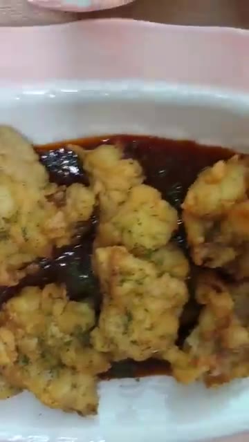 말아둔 가지를 팬에 튀기듯 구워낸다. — 안장금표 맛있는 한상차림 (애호박찌개, 가지말이, 순살치킨, 차돌구이, 고추장아찌, 엄나무순장아찌)