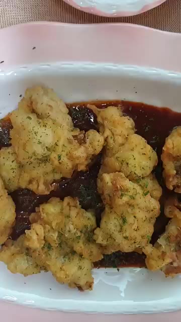 순살 치킨을 튀겨 소스에 버무린다. — 안장금표 맛있는 한상차림 (애호박찌개, 가지말이, 순살치킨, 차돌구이, 고추장아찌, 엄나무순장아찌)