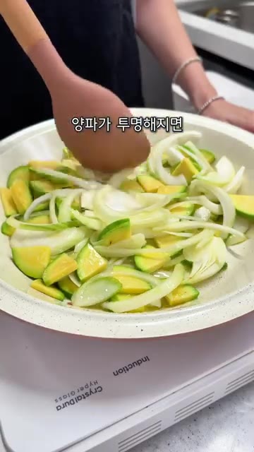 팬에 올리브 오일을 두르고 양파와 애호박을 먼저 볶다가 양파가 투명… — 10분 완성! 새우 애호박 국수 레시피
