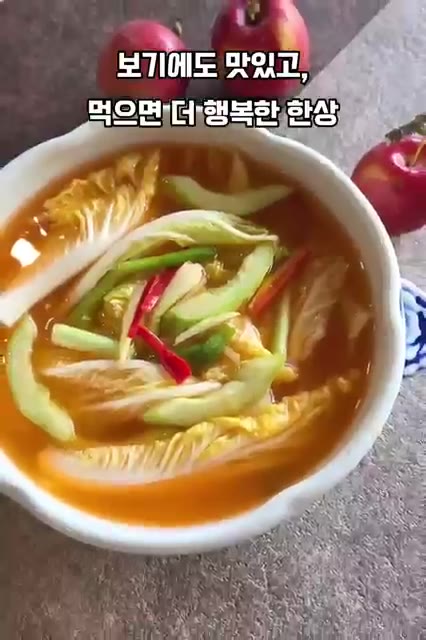 팬에 기름을 두르고 먹기 좋게 썬 오징어와 어묵을 넣고 볶는다. — 보기에도 맛있고 먹으면 더 행복한 한상
