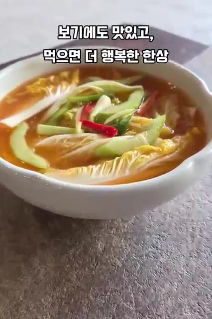 밥과 참기름, 깨를 넣고 고루 섞어 볶아준다. — 보기에도 맛있고 먹으면 더 행복한 한상