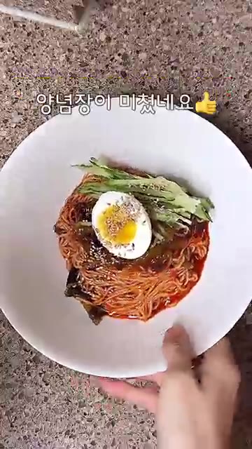 열무김치를 먹기 좋게 자르고 양념장에 넣어 섞어줍니다. — 김대명 단골식당 비법❗️열무비빔국수 레시피