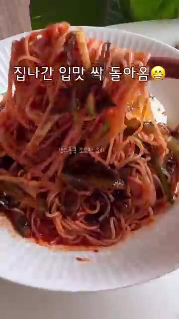 오이는 채 썰고 삶은 달걀은 반으로 잘라 준비합니다. — 김대명 단골식당 비법❗️열무비빔국수 레시피