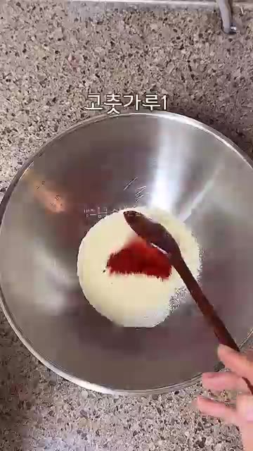물기를 뺀 면을 양념장에 넣고 골고루 버무려줍니다. — 김대명 단골식당 비법❗️열무비빔국수 레시피