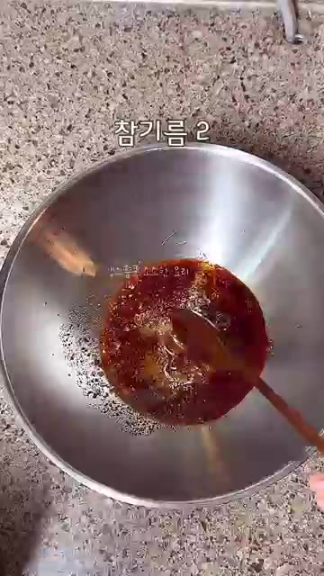 그릇에 비빔국수를 담고 오이채, 삶은 달걀, 통깨를 올려 완성합니다. — 김대명 단골식당 비법❗️열무비빔국수 레시피