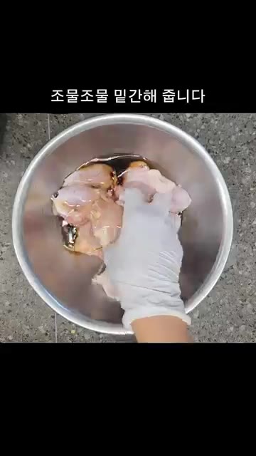 간장 2큰술과 참기름 2큰술을 넣고 조물조물 밑간을 해줍니다. 이것… — 닭껍질 벗기고 찌기만 하세요! (순살 이북식찜닭)