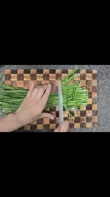 부추를 먹기 좋은 크기로 썰어둡니다. — 닭껍질 벗기고 찌기만 하세요! (순살 이북식찜닭)