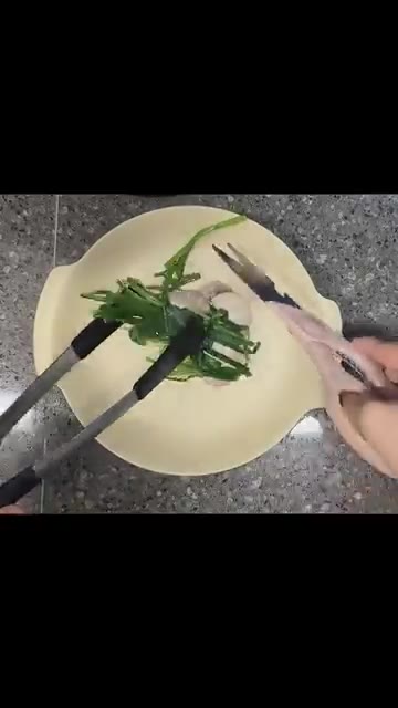 완성된 찜닭을 소스에 찍어 먹으면 엄지 척 바로 나오는 꿀맛 보양식… — 닭껍질 벗기고 찌기만 하세요! (순살 이북식찜닭)