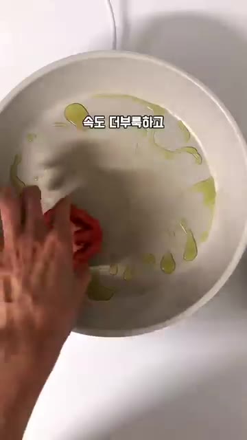 팬에 올리브유를 두르고 토마토를 넣어 구워줍니다. 토마토가 어느 정… — 명절 디톡스 아침메뉴: 토마토 야채 스프