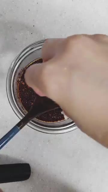 찜기에 닭다리를 넣고 만든 소스를 골고루 뿌려준다. — 이북식찜닭