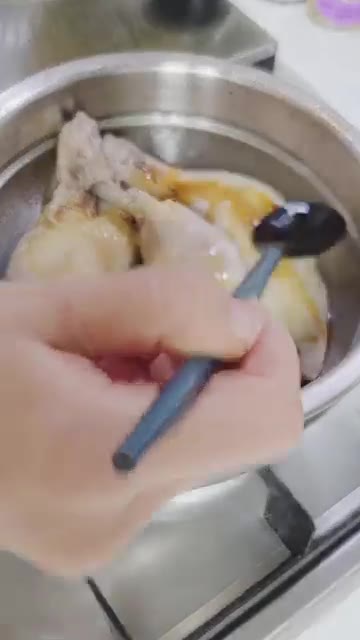 뚜껑을 닫고 닭고기를 찐다. — 이북식찜닭