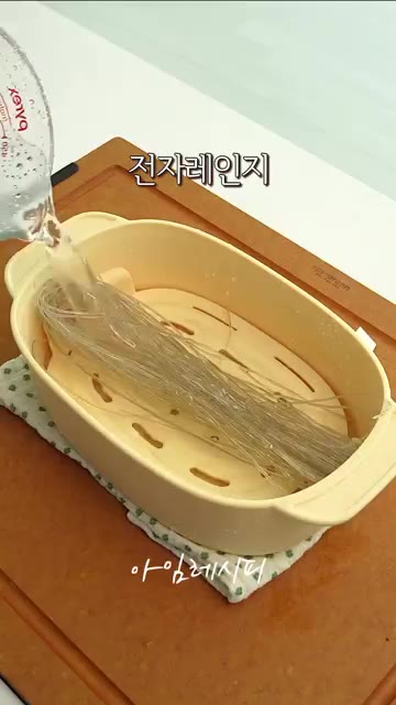 밑간 재료인 국간장 1작은술, 들기름 1작은술, 고춧가루 1큰술을… — 요즘 날씨엔 감자랑 계란만 꺼내세요
