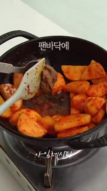 당면 1/2줌을 전자레인지용 찜기에 담고 물 2컵을 부어 3~4분간… — 요즘 날씨엔 감자랑 계란만 꺼내세요