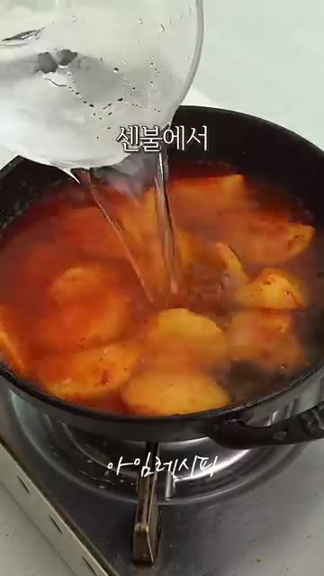 기름을 살짝 두른 냄비에 밑간한 감자를 넣고 볶아줍니다. — 요즘 날씨엔 감자랑 계란만 꺼내세요