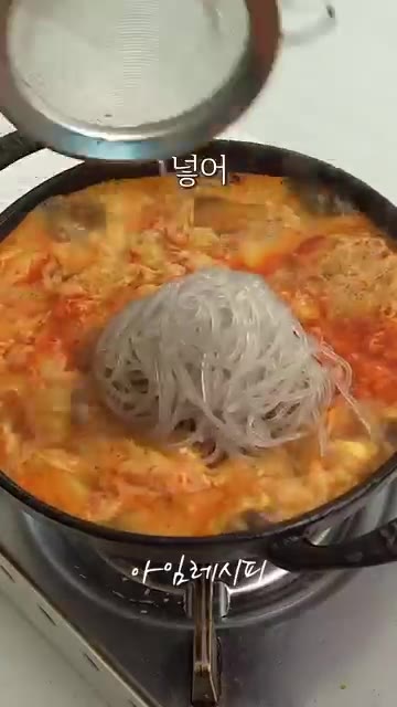 팬 바닥에 된장 1/2~1작은술과 참치액 1큰술을 넣고 감자와 함께… — 요즘 날씨엔 감자랑 계란만 꺼내세요