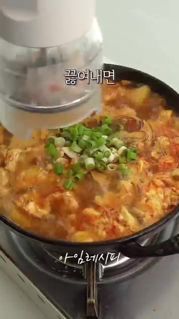 물 600ml를 붓고 끓기 시작하면 달걀물과 익힌 당면을 넣어 한소… — 요즘 날씨엔 감자랑 계란만 꺼내세요