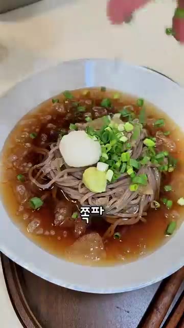 간 무, 와사비, 쪽파, 김가루를 올려 완성한다. — 쯔유 하나로 간단하게 만드는 시원한 냉모밀