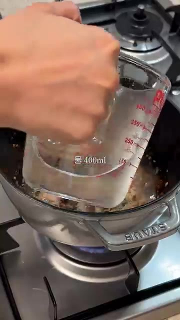 고기가 익으면 물 400ml, 굴소스 1큰술, 참치액 0.5큰술을… — 우삼겹으로 초간단 갈비탕 만들기