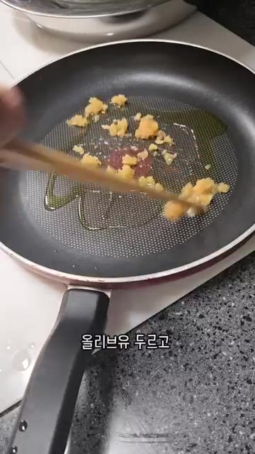 전자레인지에 돌린 새송이버섯을 꼭 짜줍니다. — 우리 엄마 초간단 요리 새송이버섯볶음!