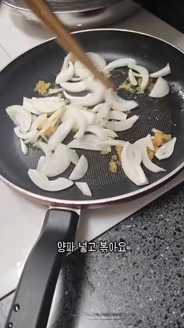 팬에 올리브유를 두르고 다진 마늘 1큰술을 넣고 볶다가 양파를 넣고… — 우리 엄마 초간단 요리 새송이버섯볶음!