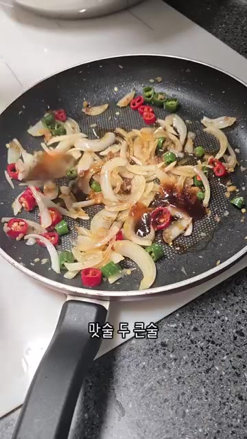 간장 2큰술, 굴소스 1큰술, 설탕 1티스푼, 맛술 2큰술을 넣고… — 우리 엄마 초간단 요리 새송이버섯볶음!