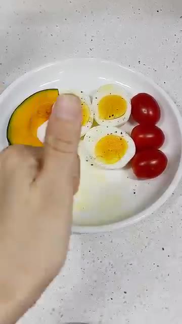 달걀 2개를 끓는 물에 넣고 6분 30초 동안 삶는다. — 천연 위고비 식단: 올리브 오일, 단호박, 토마토, 달걀을 곁들인 건강한 아침 식단