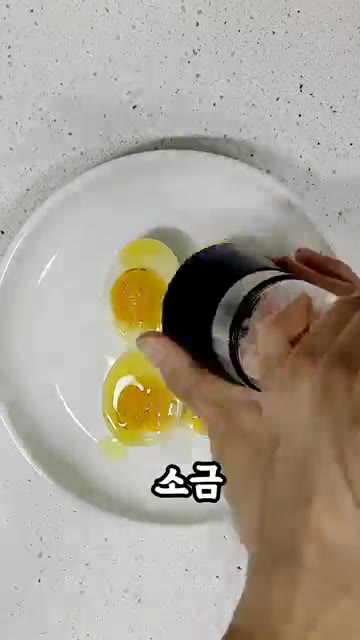 접시에 반으로 자른 달걀 4개와 단호박 1조각, 방울토마토 3개를… — 천연 위고비 식단: 올리브 오일, 단호박, 토마토, 달걀을 곁들인 건강한 아침 식단