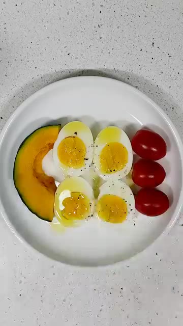달걀 위에 올리브 오일을 뿌리고 후추를 약간 뿌린다. — 천연 위고비 식단: 올리브 오일, 단호박, 토마토, 달걀을 곁들인 건강한 아침 식단