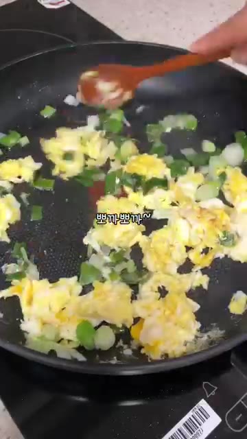 계란 2개를 깨뜨려 넣고 볶아주세요. 간장 0.5큰술을 넣어주세요. — 파송송~계란탁! #집밥 #한끼 #반찬 #반찬만들기 #계란볶음밥
