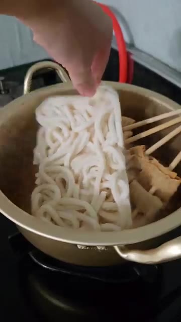 파를 넣고 끓인다. — 삼진어묵 꼬치어묵 포차우동 & 김치우동 밀키트