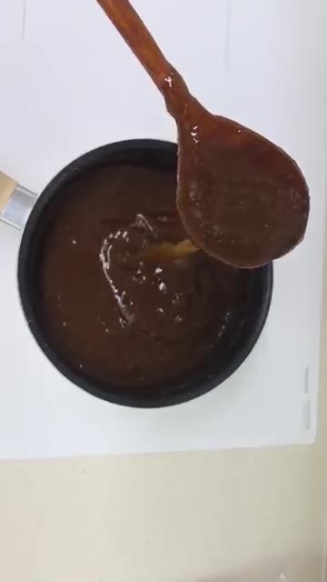 농도가 걸쭉해지면 소금 1t와 들기름 1T를 넣고 2~3분 더 저어… — 집에서 탱글한 수제 도토리묵 만들기