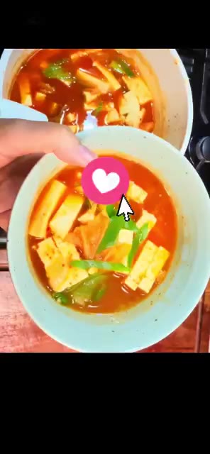 두부 또는 순두부를 넣고 한 번 더 끓여 완성한다. — 누구나 뚝딱! 냉장고 털어 만드는 얼큰 시원 '김치 수제비'