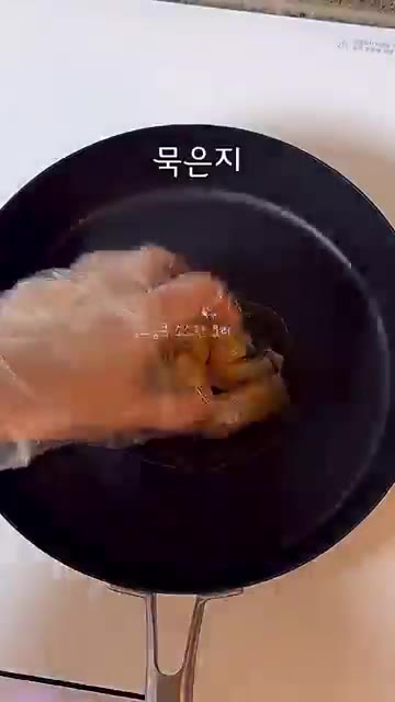 묵은지는 깨끗하게 씻어 물기를 꼭 짜고 한입 크기로 썰어줍니다. — 오윤아 들기름 묵은지 지짐 레시피 (10분 컷)