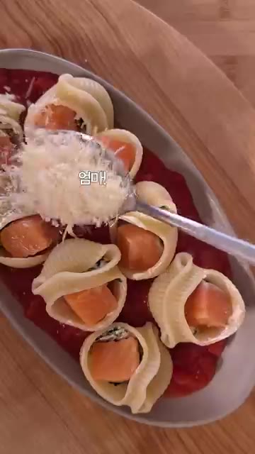 콘킬리오니를 13분간 삶아 물기를 뺀다. — 연어 크림치즈 콘킬리오니 레시피