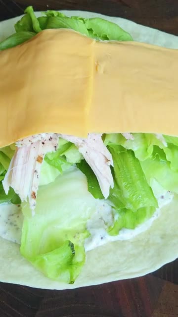 또띠아를 반으로 접고, 양옆을 접어 속이 빠지지 않도록 단단하게 만다. — 편의점 닭가슴살도 ok! 닭가슴살 또띠아랩 (ft. 랜치소스)