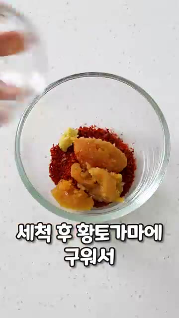 마른 팬에 잔멸치를 넣고 비린내가 날아갈 때까지 볶아 덜어둡니다.… — 물컹한 가지 맛 멸치로 싹 잡는 레시피!