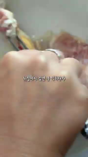닭다리살을 껍질이 아래로 가도록 팬에 넣고 중불로 굽다가 겉면이 익… — 내새끼 보양식 닭곰탕 레시피