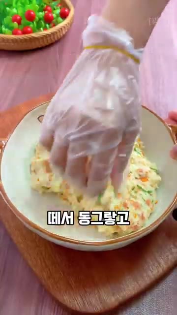 소금, 후추로 간을 한 뒤 감자 전분 2큰술을 넣고 반죽한다. — 생감자 힘들게 갈지 마세요! 초간단 겉바속쫀 감자전