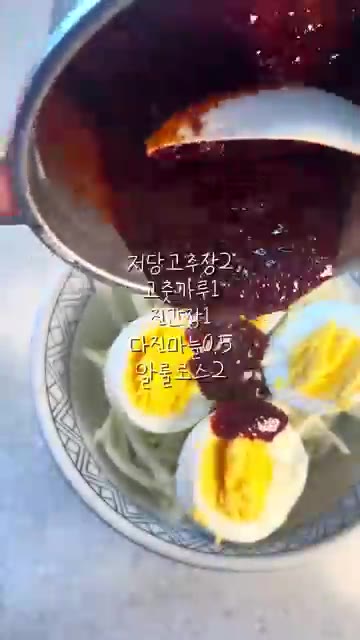 그릇에 양배추를 깔고 삶은 계란을 올린다. — 계란볶음밥 & 주먹밥