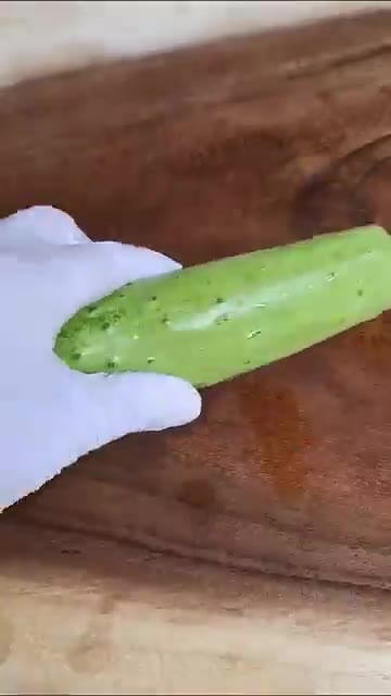 따뜻한 밥에 소금과 참기름을 넣고 골고루 섞어줍니다. — 이정현 오이김밥 레시피
