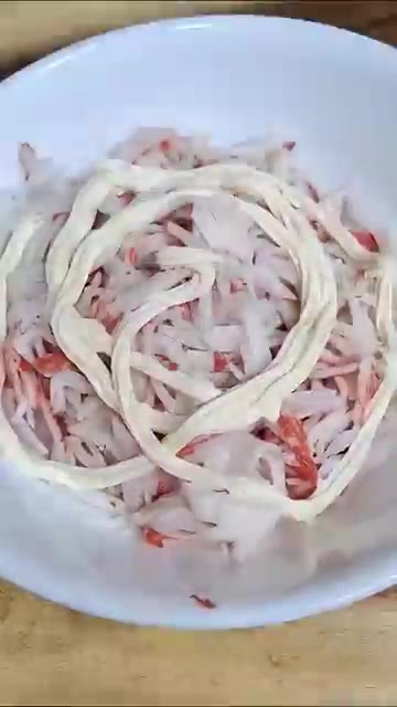 파낸 오이에 소금을 뿌려 밑간을 하고, 맛살은 잘게 찢어 마요네즈,… — 이정현 오이김밥 레시피