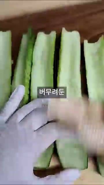물기를 닦아낸 오이 속에 맛살 양념을 듬뿍 채우고 오이로 덮어줍니다. — 이정현 오이김밥 레시피